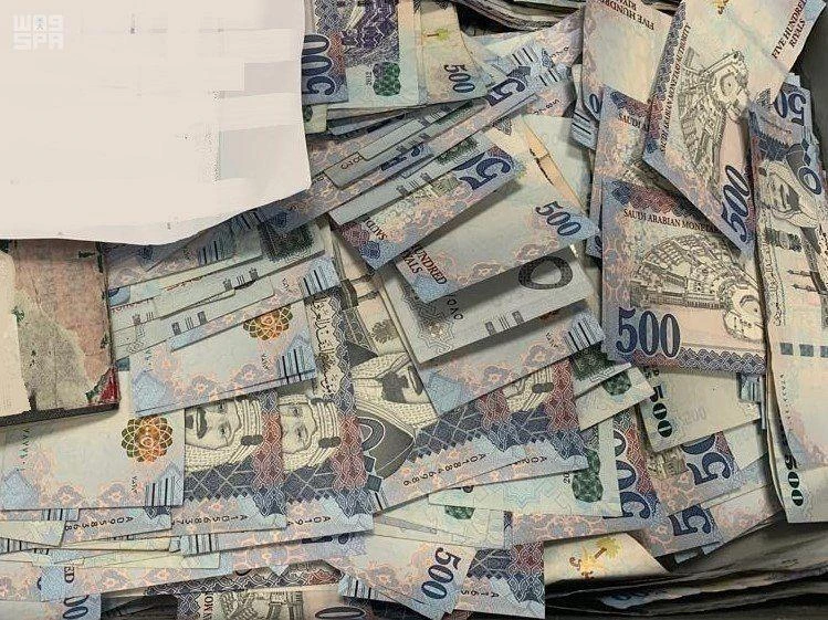 Currency smugglers caught at Madinah airport