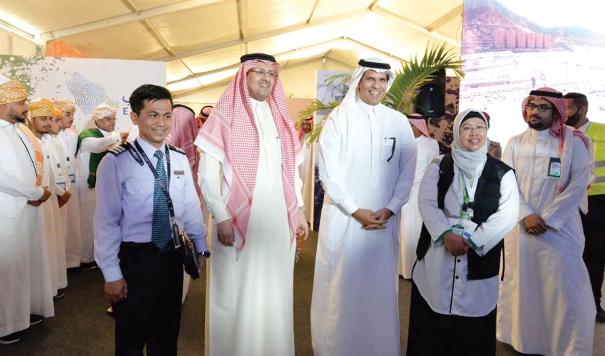Transport Minister Dr. Nabeel Al-Amoudi oversees the departure of pilgrims under the Eyab initiative. (SPA)