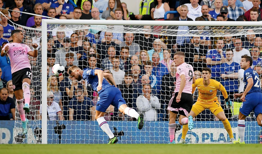 Chelsea's French striker Olivier Giroud, second left, saves a shot from Leicester City's Spanish striker Ayoze Perez,left. (AFP)