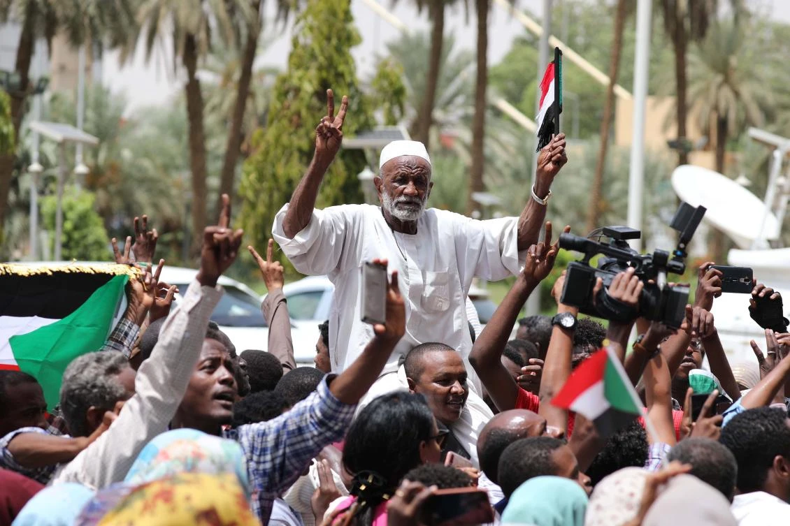 An elderly Sudanese man flashes the victory sign as he joins others celebrating after signing the constitutional declaration between the ruling military council and protest movement, in Khartoum, Sudan, 04 August 2019. (File/EPA)