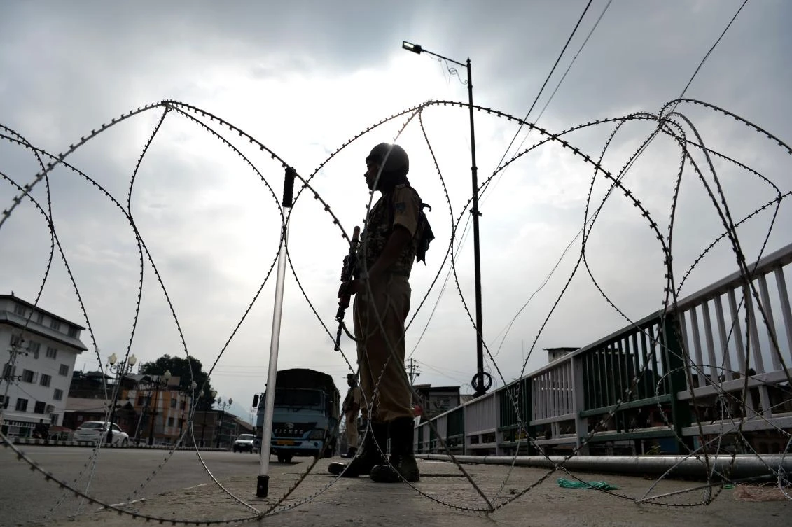 A security personnel stands guard on a street during a lockdown in Srinagar on Aug. 11, 2019, after the Indian government stripped Jammu and Kashmir of its autonomy. (File/AFP/Sajjad Hussain)