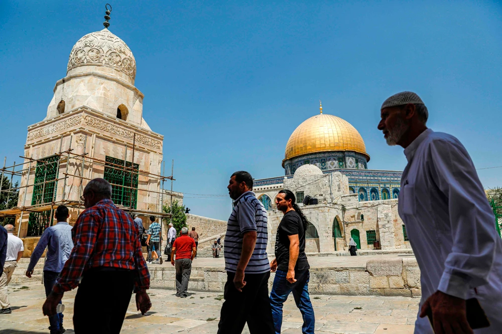 Muslim worshippers attend the weekly Friday prayers at the Aqsa mosque compound near the Dome of the Rock, in the Old City of Jerusalem, on August 16, 2019. (AFP / AHMAD GHARABLI)