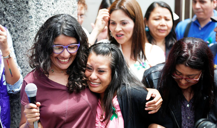 Evelyn Hernandez, who was sentenced to 30 years in prison for a suspected abortion, embraces activist Mariana Moisa after being absolved at a hearing in Ciudad Delgado, El Salvador August 19, 2019. (REUTERS)