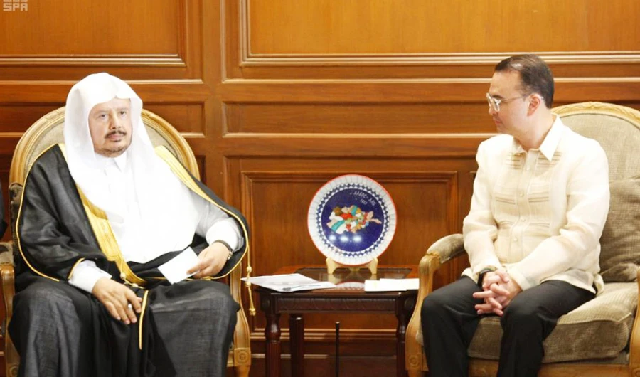 Saudi Shoura Council Speaker Dr. Abdullah Al-Asheikh meets with Alan Peter Cayetano in Manila. (SPA)