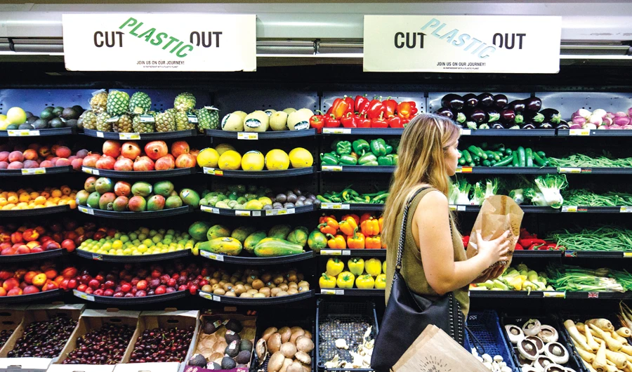 UK supermarkets test plastic-free zone