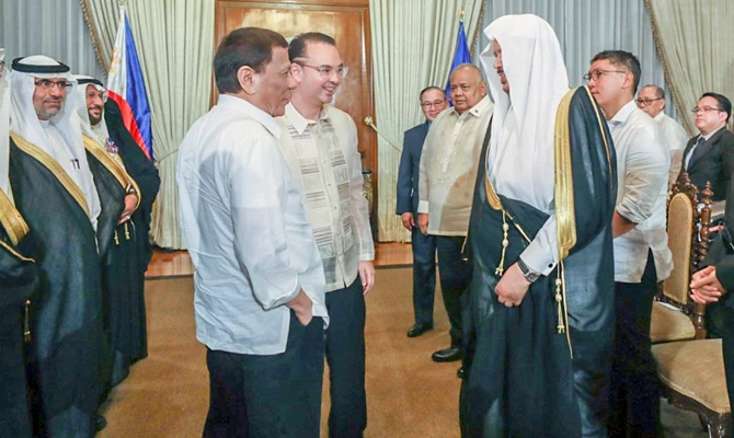 Philippine President Rodrigo Duterte meets Saudi Shoura Council Speaker Dr. Abdullah Al-Asheikh in Manila. (SPA)