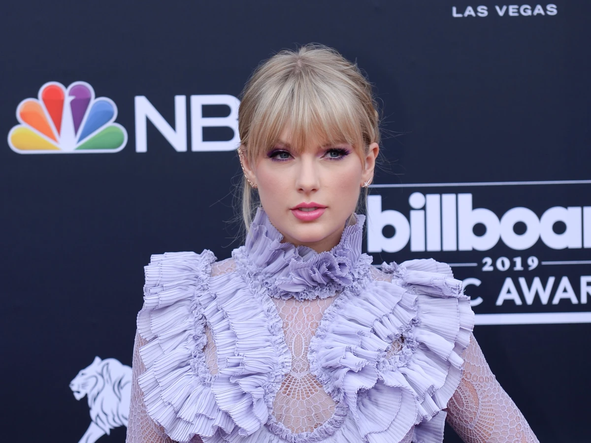 Taylor swift wore the Emirati jewelry brand Ruwaya. (AFP)