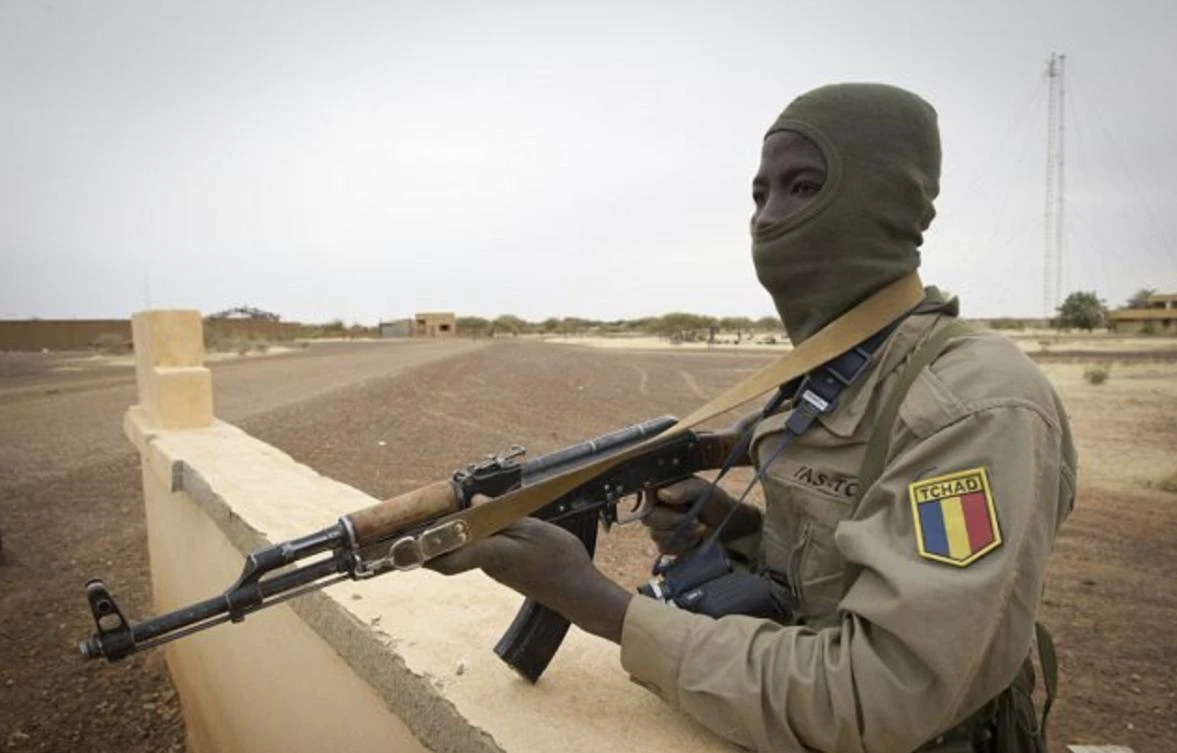 A Chadian soldier stands guard near a border crossing. An armed group opposed to Chadian President Idriss Deby Itno, the Union of Resistance Forces (UFR), is based in the desert of southern Libya. (AP/File Photo)
