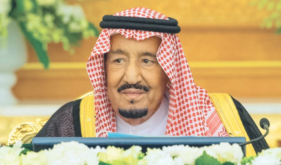 King Salman chairs the Cabinet session at Al-Salam Palace in Jeddah. (SPA)