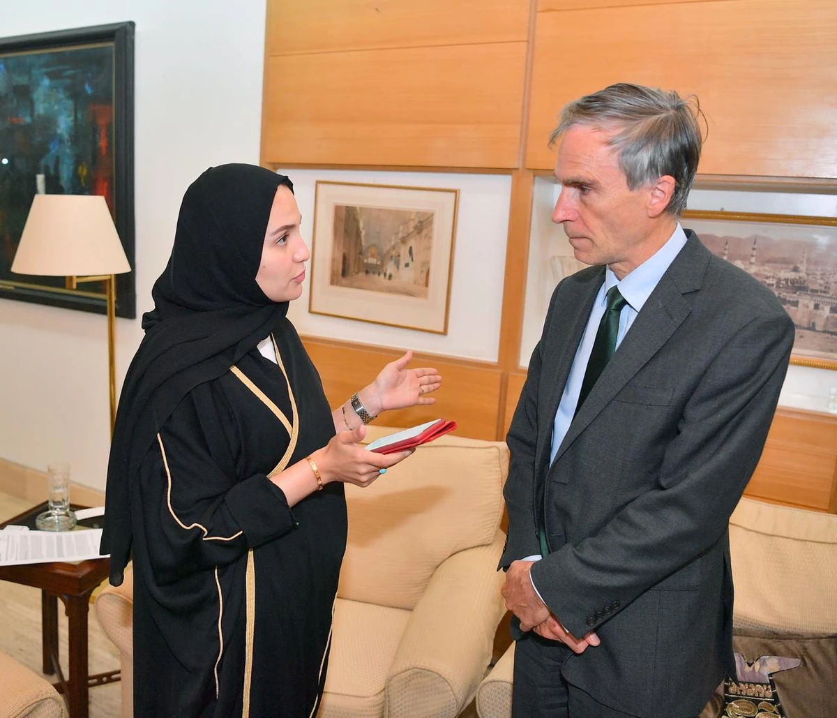 Andrew Murrison (R), Minister of State at the Department for International Development and Minister for the Middle East at the Foreign Office speaking to Arab News reporter Noor Nugali . (Photo: AN/Basheer Saleh)