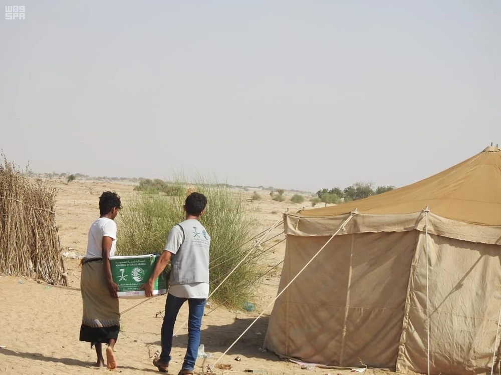 King Salman Relief Center distributes food baskets in Haradh and Hiran districts of Hajjah governorate, Yemen. (SPA)