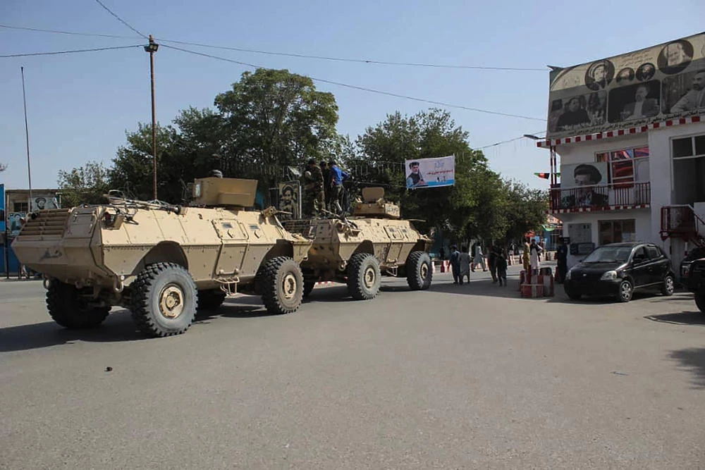 Afghan soldiers gather at a street in Kunduz on August 31, 2019. Afghan security forces "repelled" a coordinated Taliban assault on the northern city of Kunduz, but on Sunday, the militants attacked another city, Puli Khumri, capital of Baghlan province. (AFP / Bashir Khan Safi)