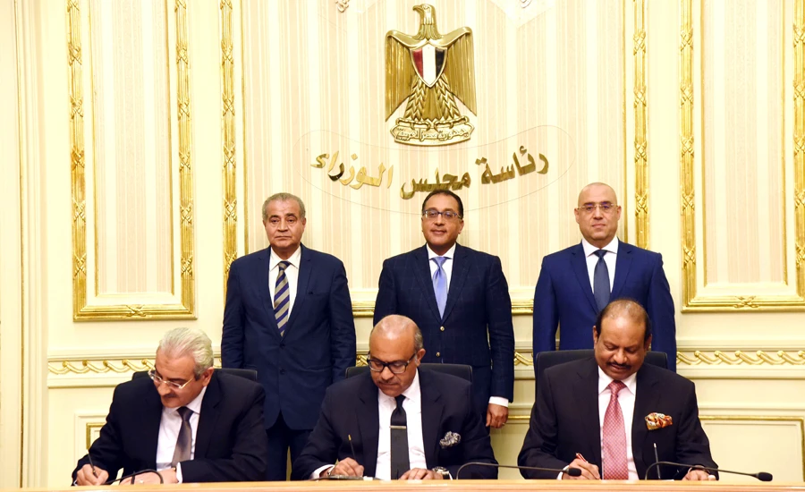 Dr. Ibrahim Ashmawy and Dr. Tarek El-Sebaiy signed the agreement with Yusuf Ali, in the presence of Mostafa Madbouly, Ali Al-Meselhi and Assem Al-Gazzar at the cabinet HQ in Cairo.