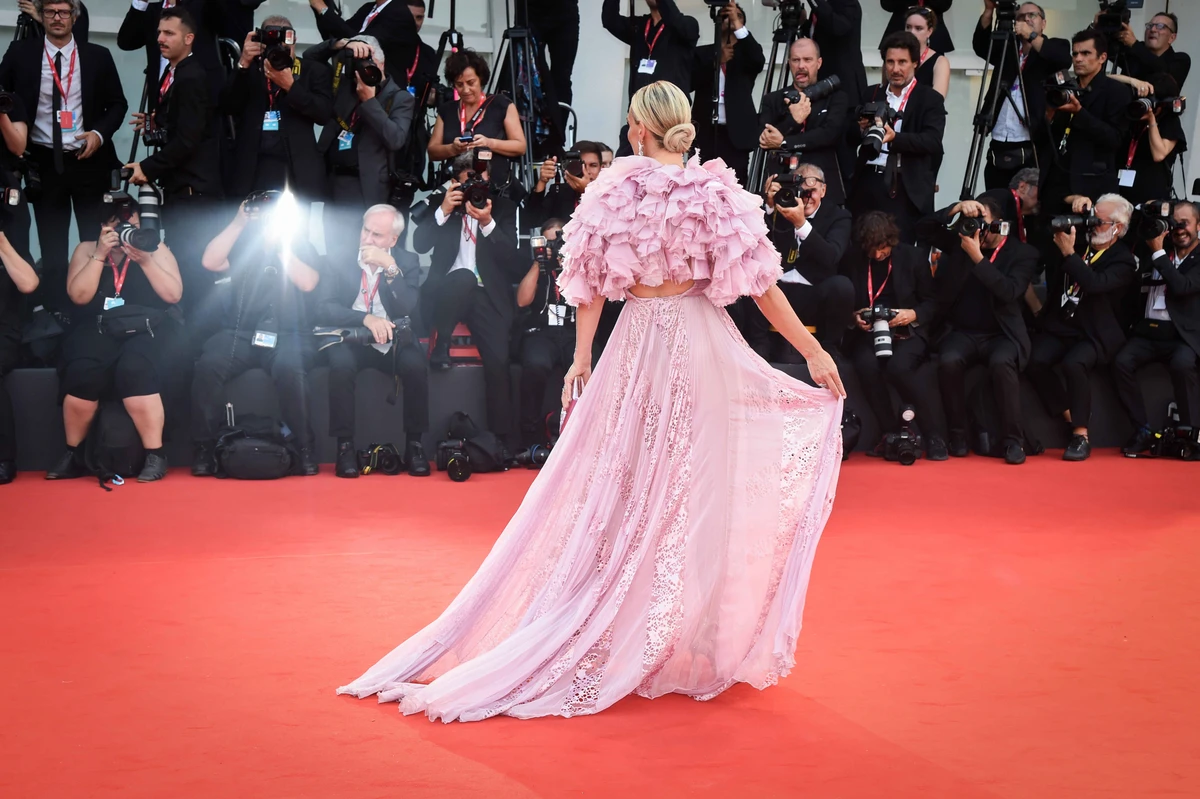 Molly Sims’ Zuhair Murad gown was equally impactful from the back. (Getty Images)