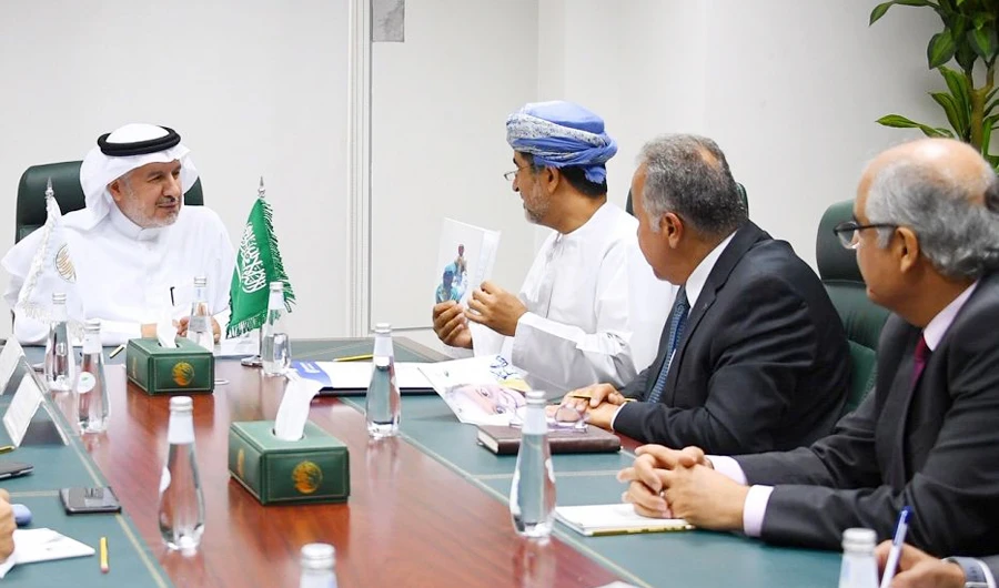 Dr. Abdullah Al-Rabeeah meets with Dr. Ahmed Al-Mandhari on Monday. (SPA)