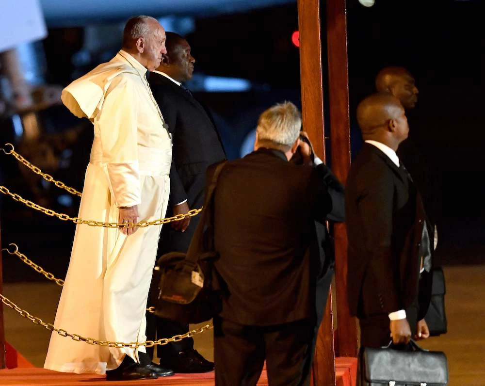 Pope Francis and Mozambican President Felipe Nyusi inspect the guard of honor upon the Pope’s arrival at the Maputo International Airport near the capital on Sept. 4, 2019. Pope Francis will visit Mozambique from the Sept. 4-6. (AFP)