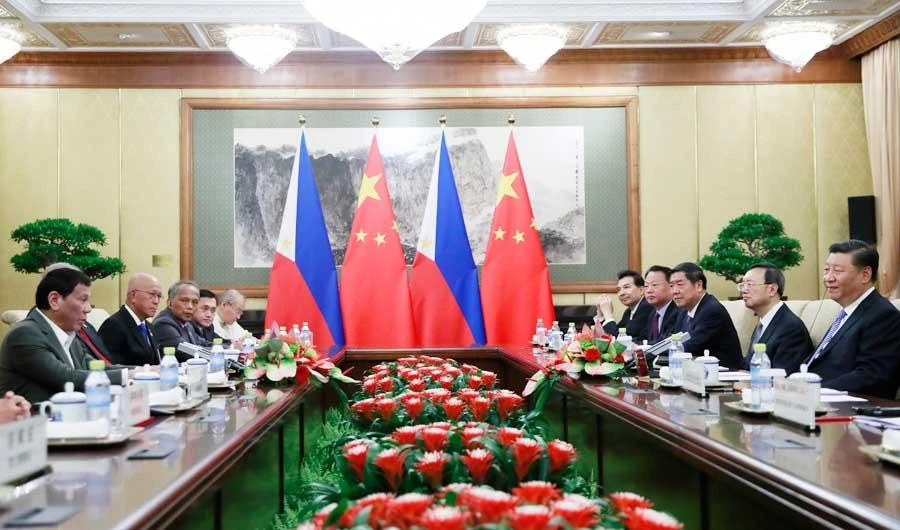Philippine President Rodrigo Duterte, left, and Chinese President Xi Jinping, right, meet at the Diaoyutai State Guesthouse in Beijing, Thursday, Aug. 29, 2019. (AP)