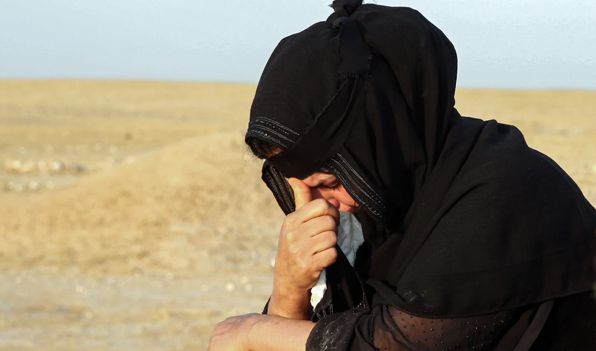 An Iraqi Kurdish woman mourns at the site of a mass grave of victims in Tal Al-Sheikhiya in the southern province of Mutahanna, about 300 km south of Baghdad. (AFP)