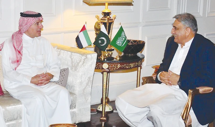 Saudi Minister of State for Foreign Affairs Adel Al-Jubeir meets Pakistan’s Army Chief Gen. Qamar Javed Bajwa. (Photo/Social media: @KSAmofaEN)