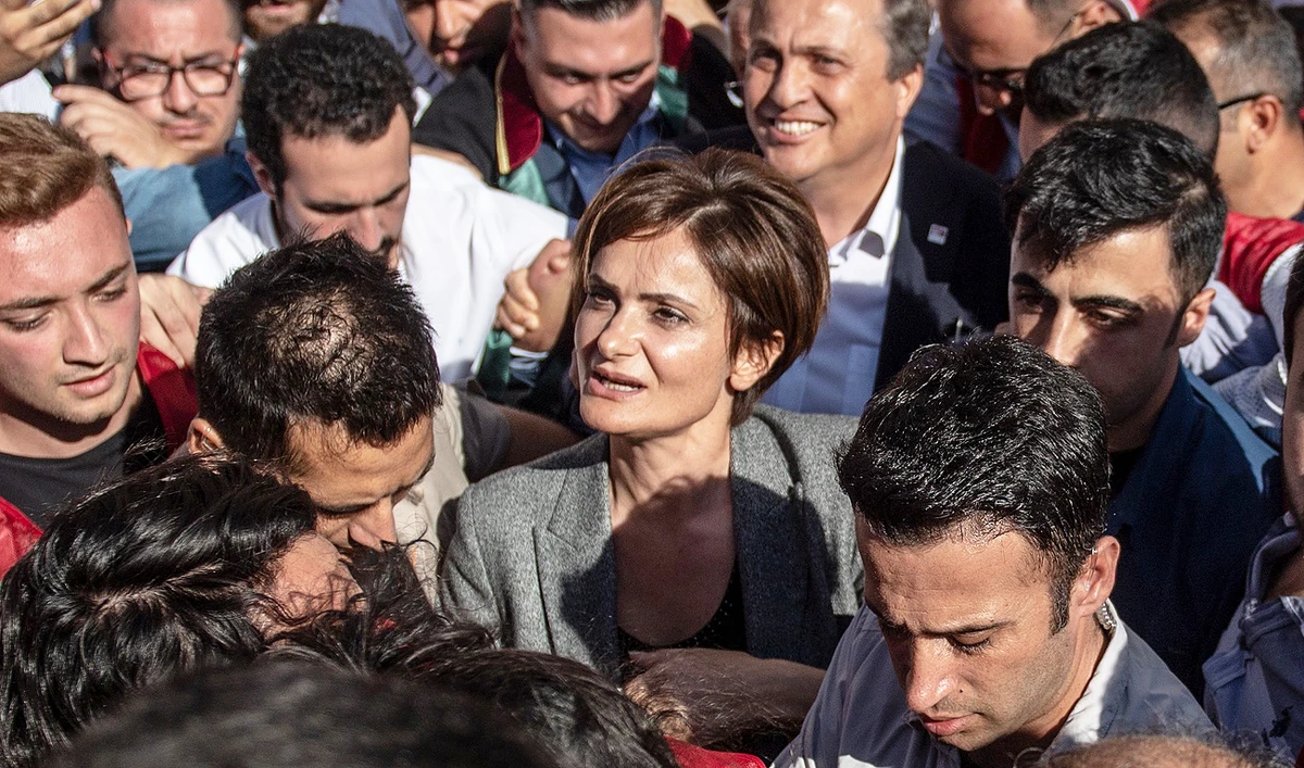 Republican People's Party (CHP) Istanbul Provincial Chair Canan Kaftancioglu (C) leaves the Caglayan court house in Istanbul on September 6, 2019. (AFP)