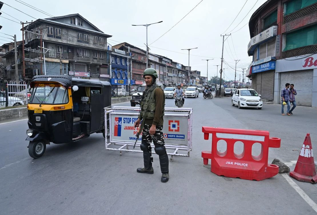 An Indian paramilitary troopers stands guard on a road in Srinagar on September 7, 2019. (AFP)