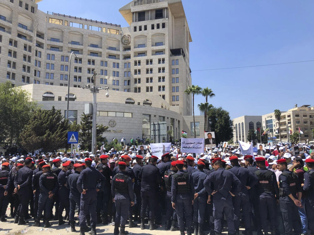 Jordanian teachers come out on strike for promised pay raise