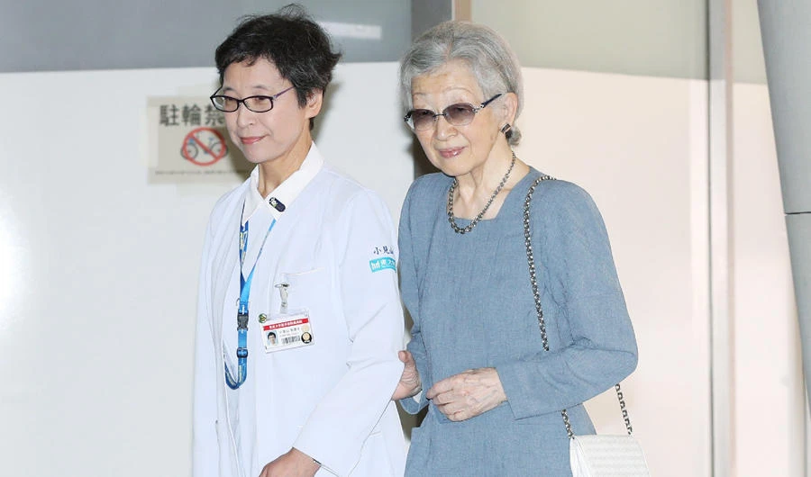 Japan's former empress Michiko (R) enters Tokyo University hospital on September 7, 2019. (AFP)