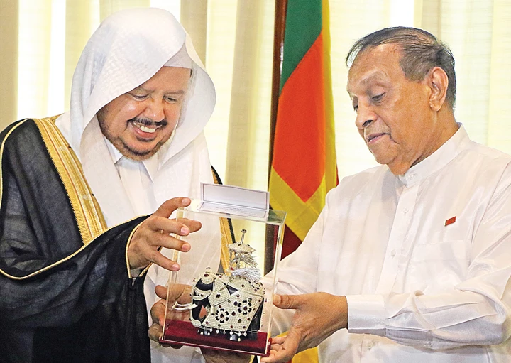 Saudi Shoura Council Speaker Dr. Abdullah Al-Asheikh with Sri Lanka’s Parliament Speaker Karu Jayasuriya on Monday. (AN photo)