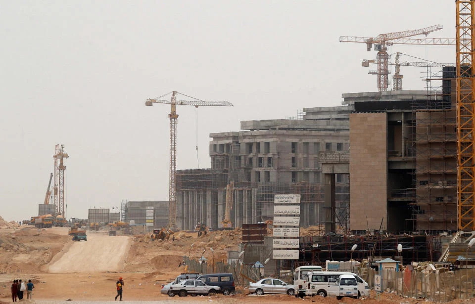 Construction machines and labourers work at the future headquarters of the Council of Ministers in the government district of the New Administrative Capital (NAC) east of Cairo, Egypt May 2, 2019. Picture taken May 2, 2019. (Reuters)
