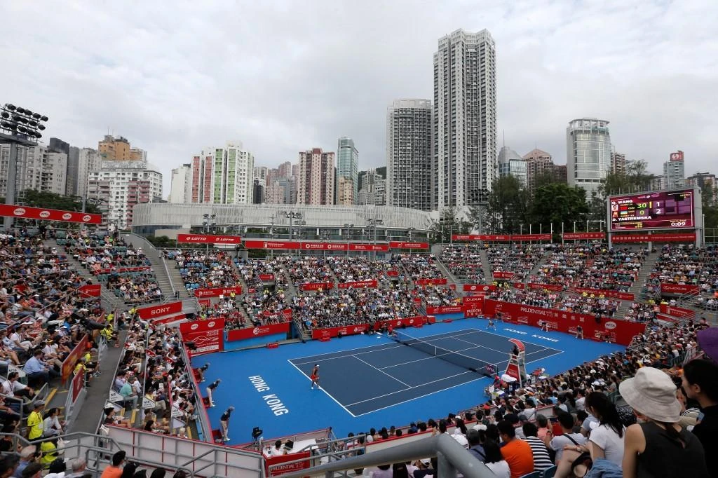 Dayana Yastremska of Ukraine won the Hong Kong Tennis Open title last year against Wang Qiang of China, left. (AFP)