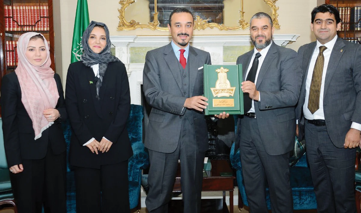 Saudi Ambassador to the UK Prince Khalid bin Bandar bin Sultan, center, meets the vice president of King Abdul Aziz University for educational affairs, Dr. Abdulmonem Al-Hayani, and students taking part in the Future Scientists Program. (SPA)