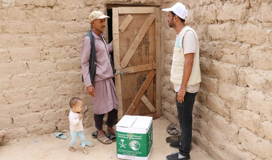 KSRelief distributed 400 food baskets, benefiting 1,200 people in Taiz governorate. (SPA)