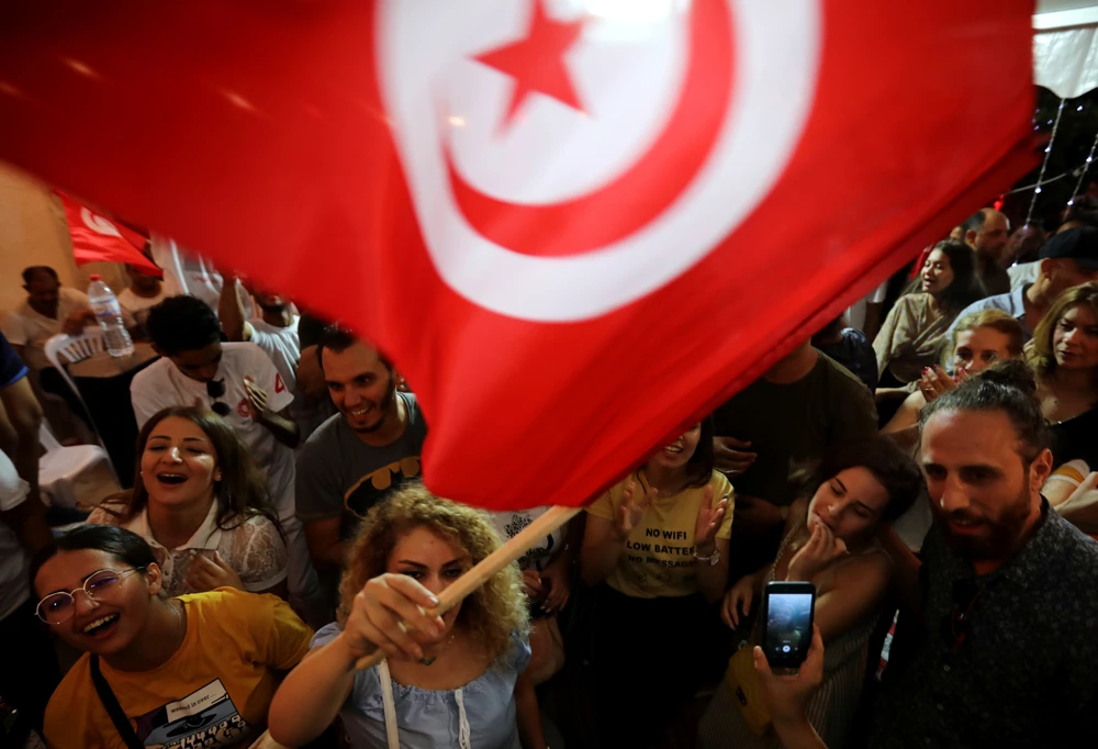 Supporters of detained presidential candidate and Tunisian media mogul Nabil Karoui react after unofficial results of the Tunisian presidential election in Tunis, Tunisia, on September 15, 2019. (REUTERS/Muhammad Hamed)