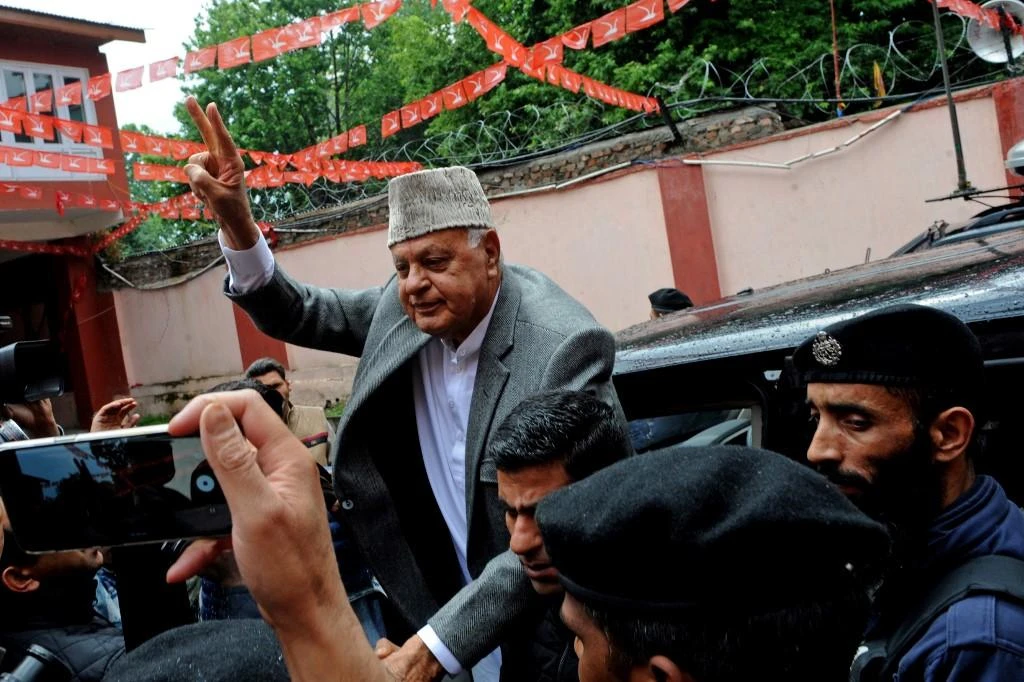 National Conference leader Farooq Abdullah, former chief minister of Jammu and Kashmir, shows a victory sign after winning his Srinagar constituency parliament seat in Srinagar on May 23, 2019. (AFP file photo)