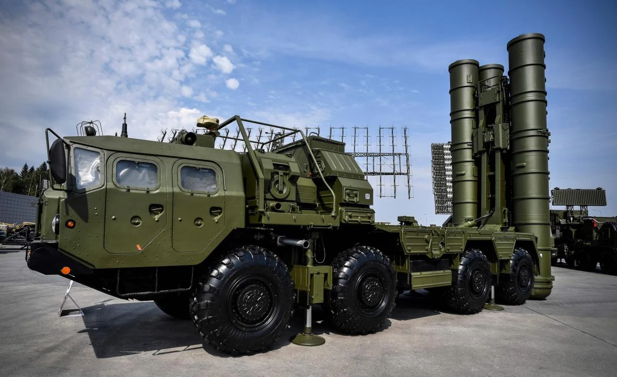 Russia’s S-400 missile defense system is one of the most advanced in the world and can hit enemy targets at up to 400 kilometers. (AFP)