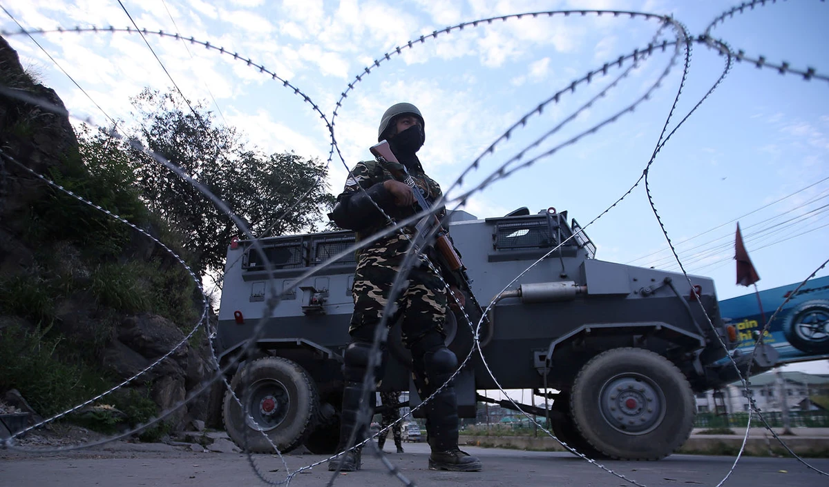 In this file photo, an Indian security personnel stands guard on a deserted road during restrictions after scrapping of the special constitutional status for Kashmir by the Indian government, in Srinagar, Aug. 23, 2019. (REUTERS)