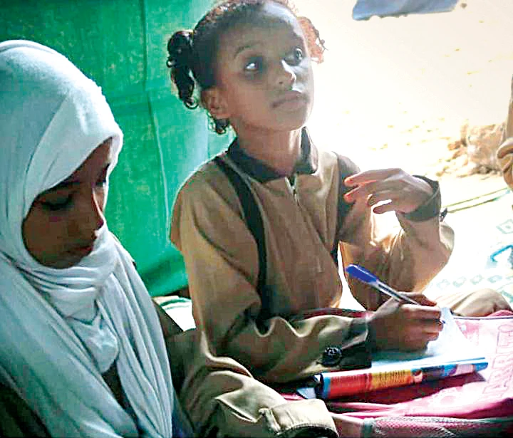 Yemeni children study at a school receiving support from KSRelief. (SPA)