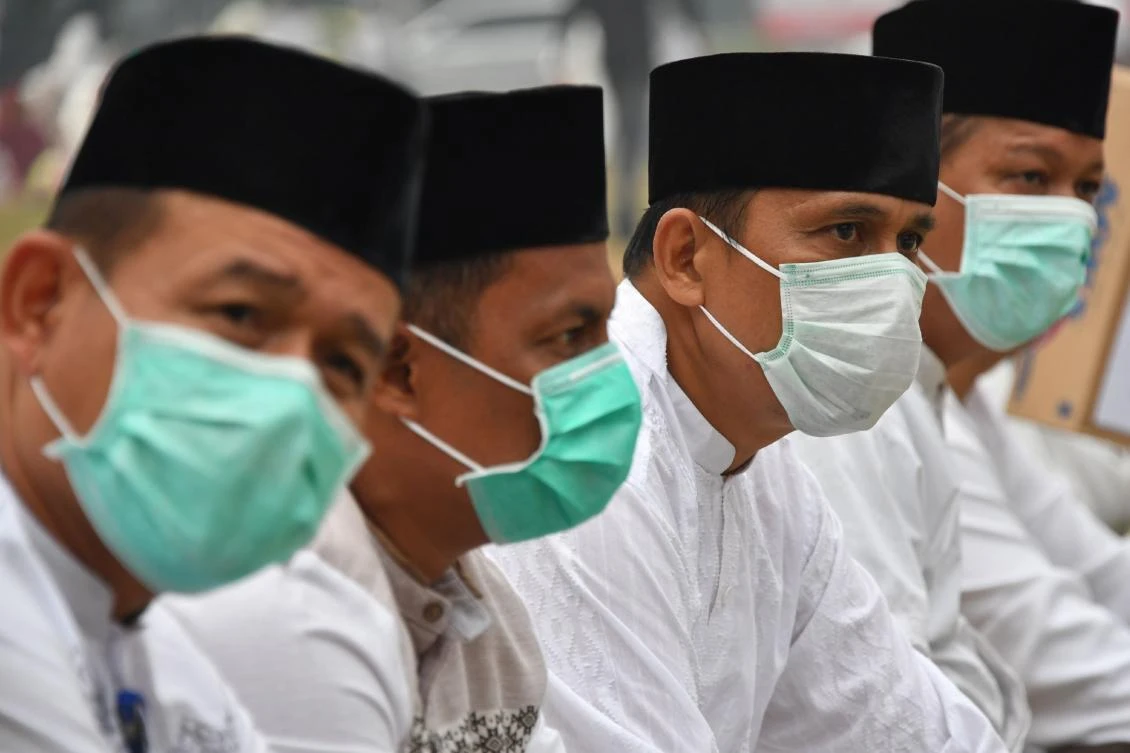 Hundreds of people held a mass prayer for rain in a smoke-filled Indonesian city on Sept. 13, desperately hoping for downpours to extinguish forest fires and clear the toxic haze covering wide swathes of the country and neighboring Malaysia. (File/AFP)