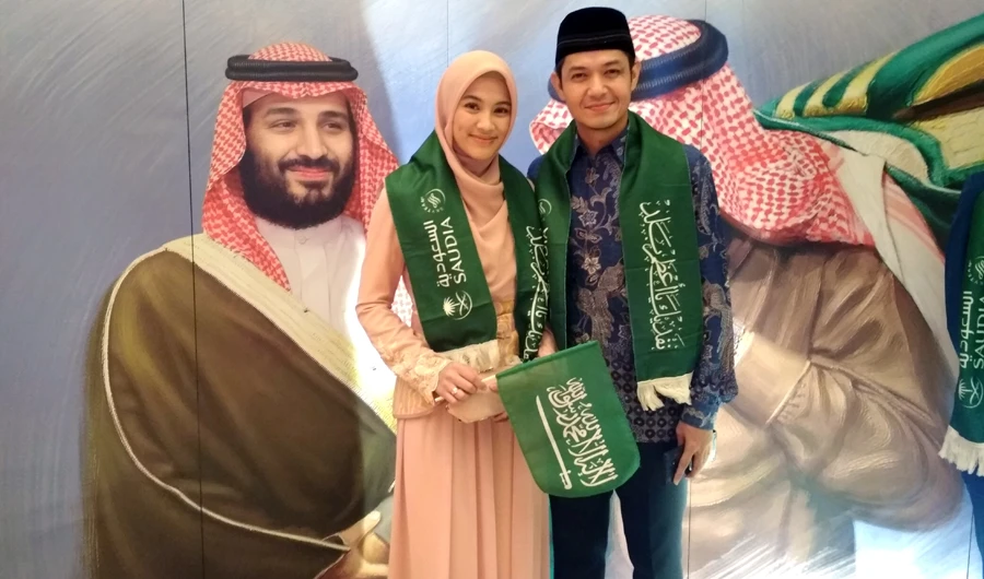 Indonesian actor Dude Herlino and his actress wife Alyssa Soebandono posed for a photo during a reception to celebrate Saudi National Day in Jakarta. (AN photo by Ismira Lutfia Tisnadibrata)