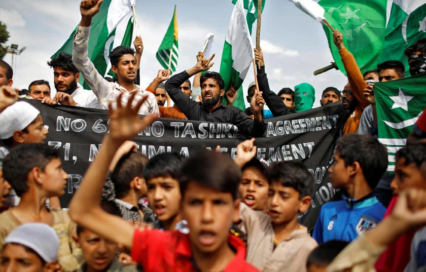Kashmiris shout slogans in Anchar neighbourhood after Friday prayers in Srinagar on September 20, 2019 during restrictions following scrapping of the special constitutional status for Kashmir by the Indian government. (REUTERS/Danish Siddiqui)