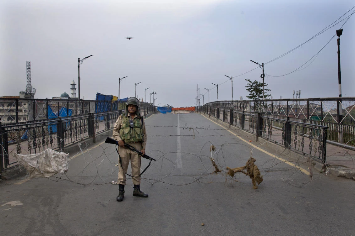 Indian paramilitary officers blocked access to the main business center of Srinagar with razor wire. (AP)