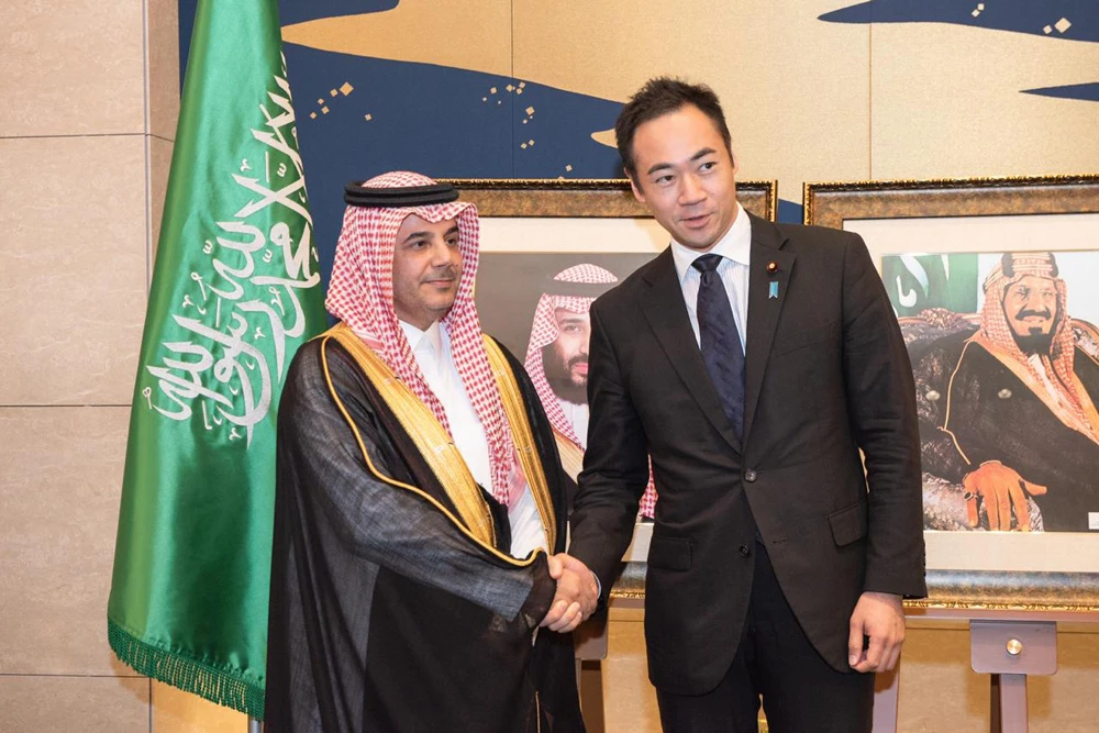 Saudi Arabia’s Ambassador to Japan Nayef bin Marzouq Al-Fahadi welcomes Japan’s Minister of State for Foreign Affairs Keisuke Suzuki at the Kingdom’s Embassy in Tokyo. (AN photo)