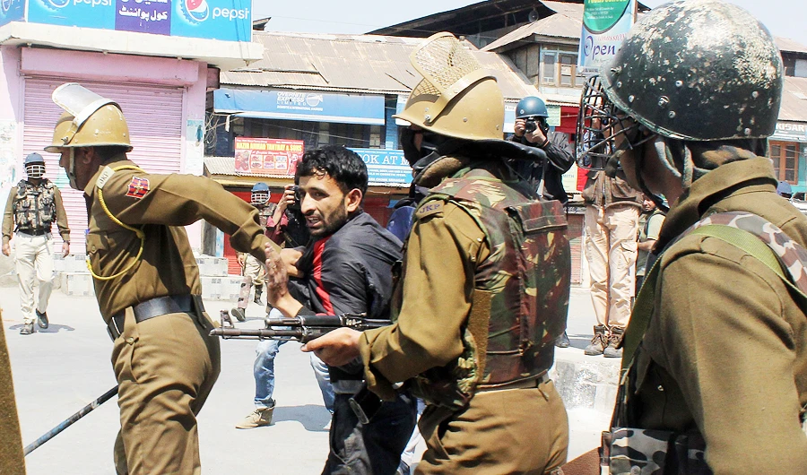 Indian policemen detain a Indian Kashmiri during clashes with Indian police following gun fights between suspected militants and Indian forces in South Kashmir, in Srinagar on April 1, 2018. (AFP)