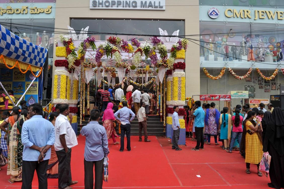 E-commerce giants Amazon and Walmart-backed Flipkart kicked off a crucial battle for shoppers on Sunday ahead of India’s massive festive season as retailers search for a much-needed boost to sales in a slowing economy. (AFP)