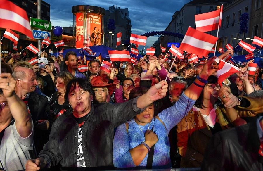 Austrians vote with conservatives in lead