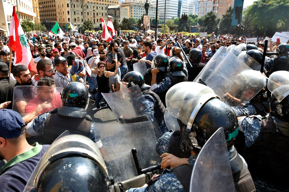 Lebanese anti-government protesters clash with riot policemen as they try to cross to the government house during a demonstration, in downtown Beirut, Lebanon, Sunday, Sept. 29, 2019. (AP)