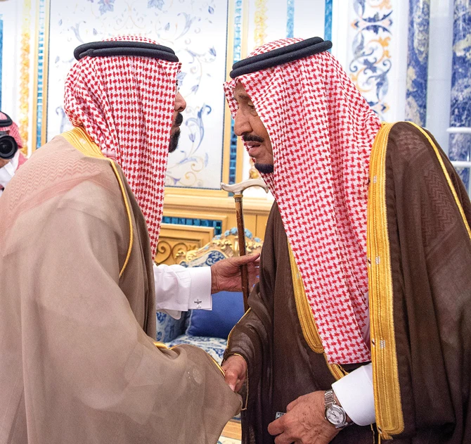 King Salman receives the family of the late Maj. Gen Abdul Aziz Al-Fagham, led by his father Badah bin Abdullah Al-Fagham, in Jeddah on Monday. (SPA)