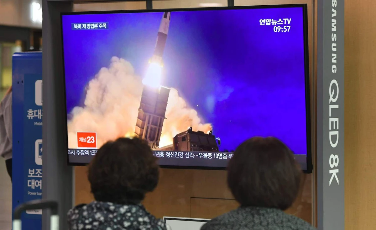 People watch a television news screen showing file footage of a North Korean missile launch, at a railway station in Seoul on October 2, 2019. (AFP)