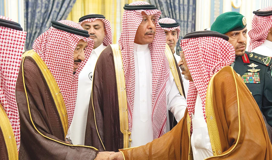 King Salman receives the grand mufti, princes, scholars and a group of citizens at the royal palace in Riyadh on Monday. (SPA)