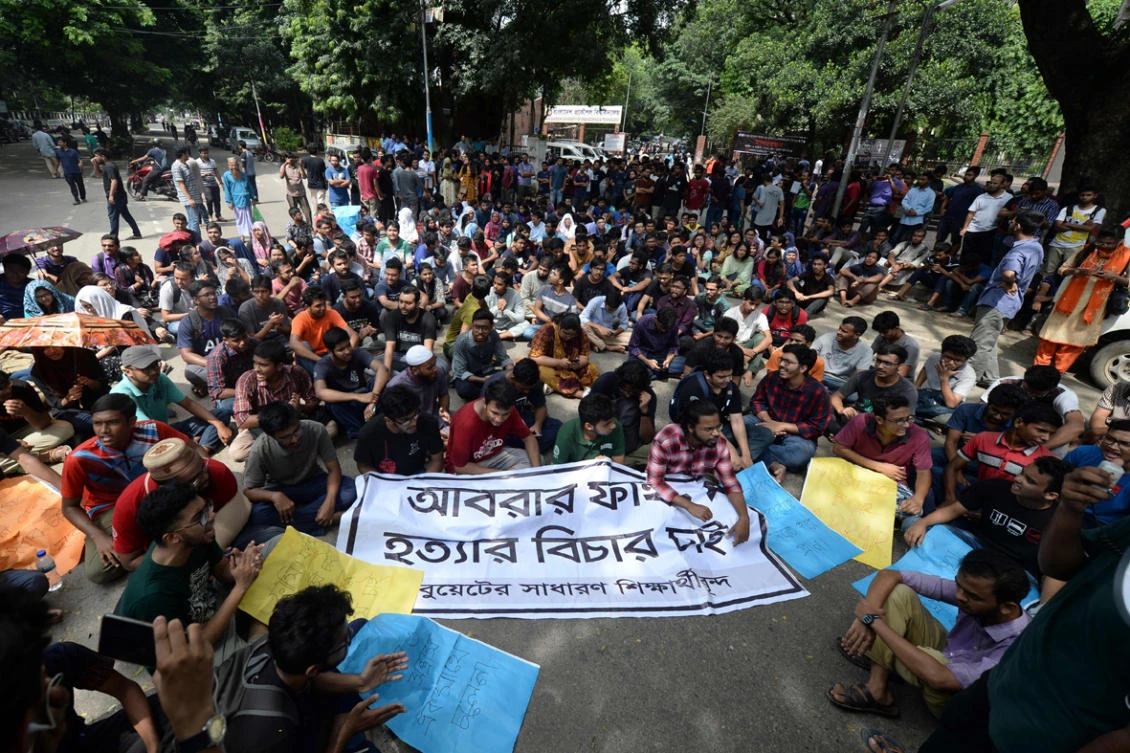 Students of Bangladesh University of Engineering and Technology (BUET) block a road and take part in a protest in Dhaka on October 9, 2019, after a pupil was allegedly beaten to death by ruling party activists. (AFP / Munir Uz Zaman)